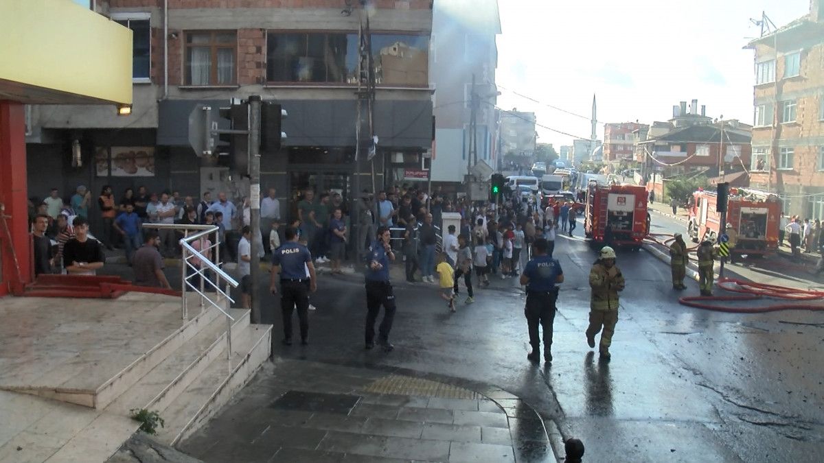 Sultanbeyli’de 5 katlı binanın çatısında yangın paniği