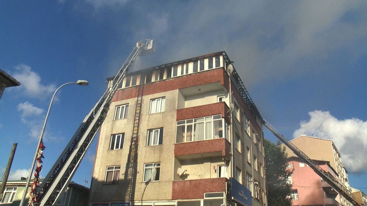 Sultanbeyli’de 5 katlı binanın çatısında yangın paniği