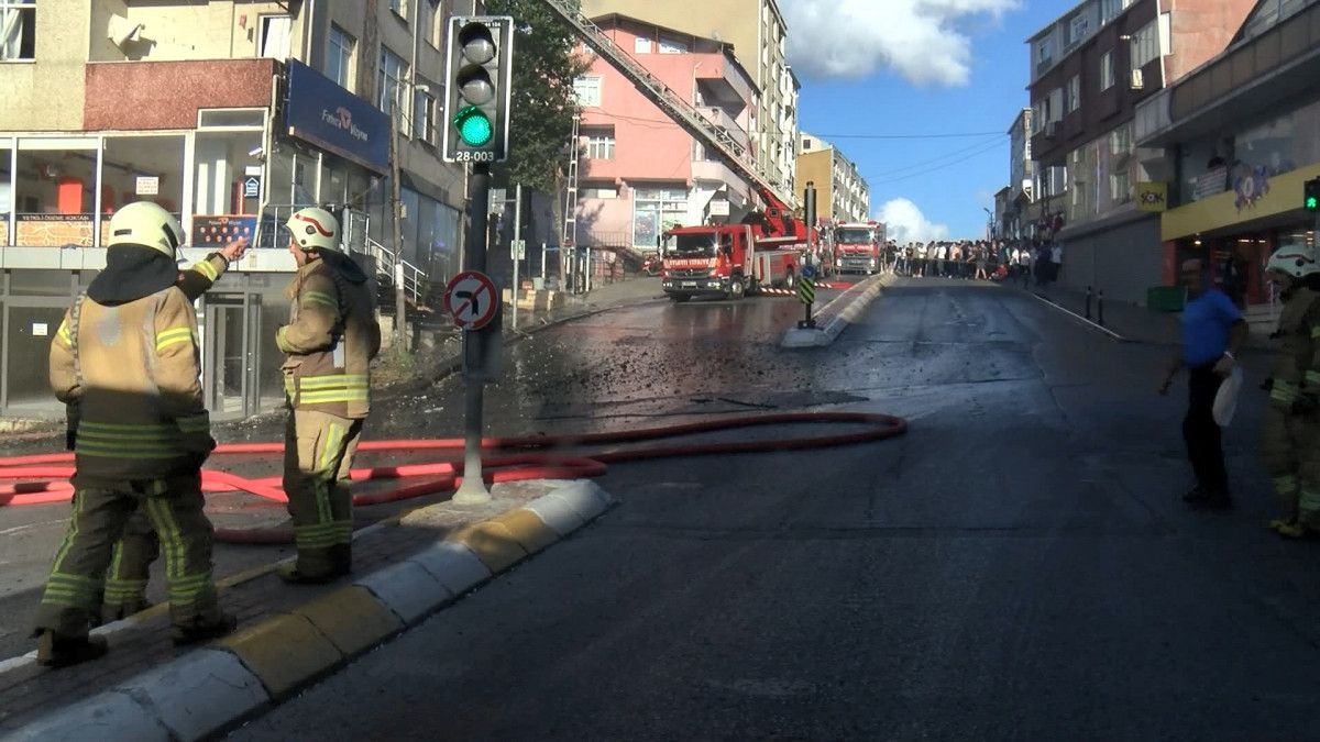 Sultanbeyli’de 5 katlı binanın çatısında yangın paniği