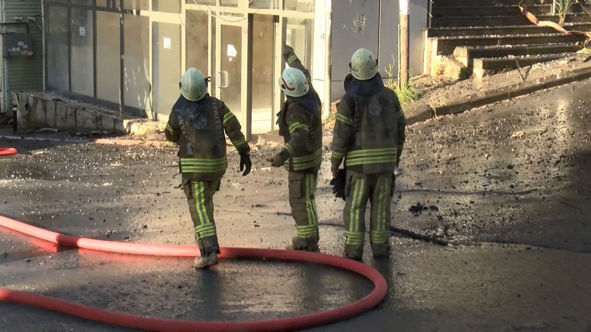 Sultanbeyli’de 5 katlı binanın çatısında yangın paniği