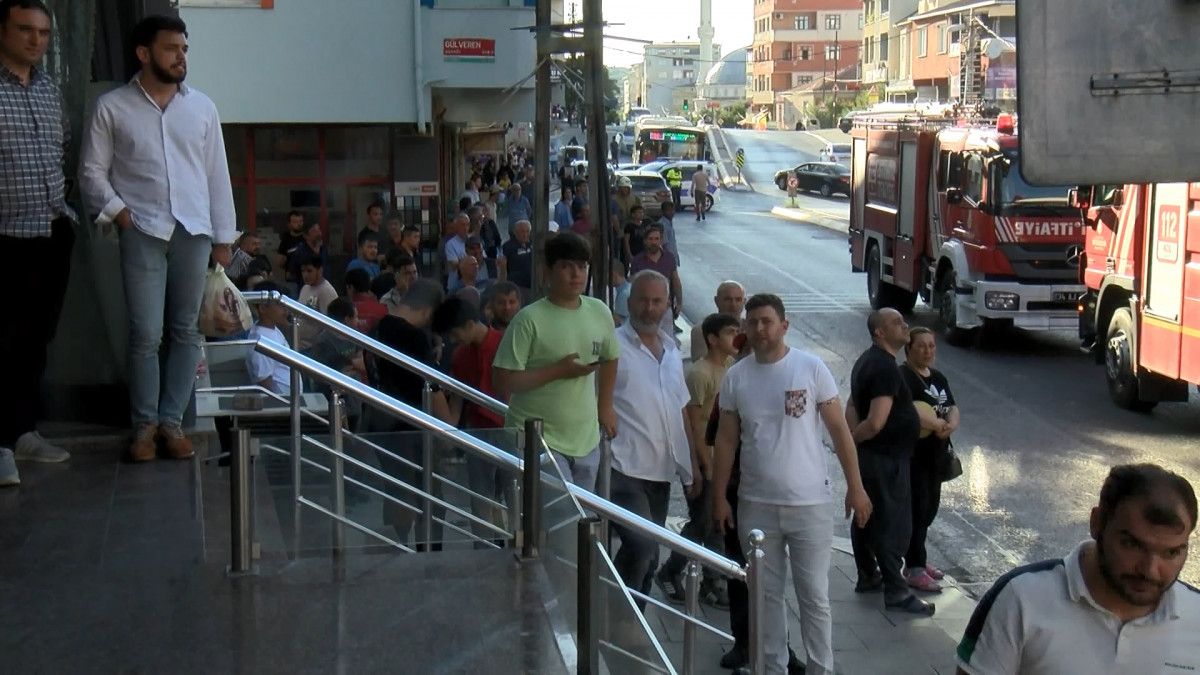 Sultanbeyli’de 5 katlı binanın çatısında yangın paniği