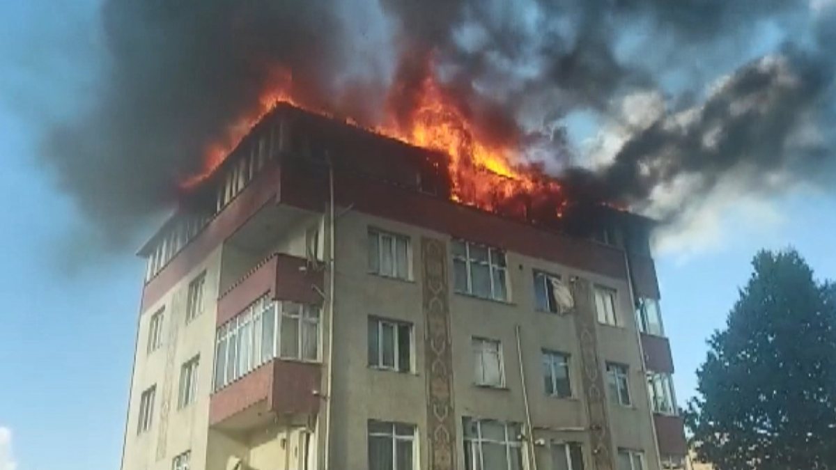 Sultanbeyli’de 5 katlı binanın çatısında yangın paniği