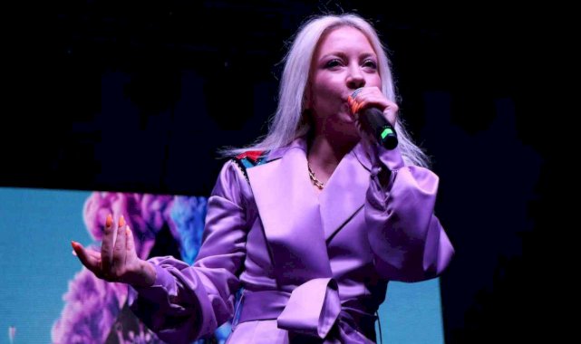 Ece Seçkin'e sahnede büyük şok!