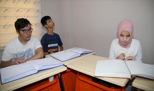 Görme engelliler, Braille alfabesiyle Kur'an-ı Kerim öğreniyor