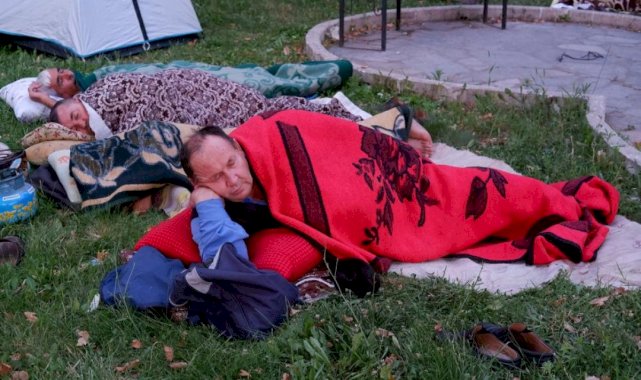 Kırkpınar için Edirne'ye gelenler, otel bulamayınca parklarda sabahladı