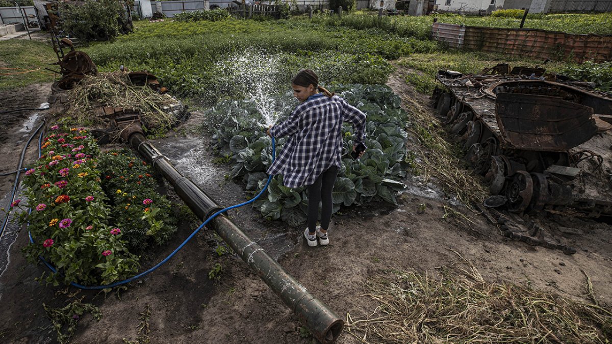 Ukrayna'da evlerinin bahçelerinde tank enkazıyla yaşıyorlar