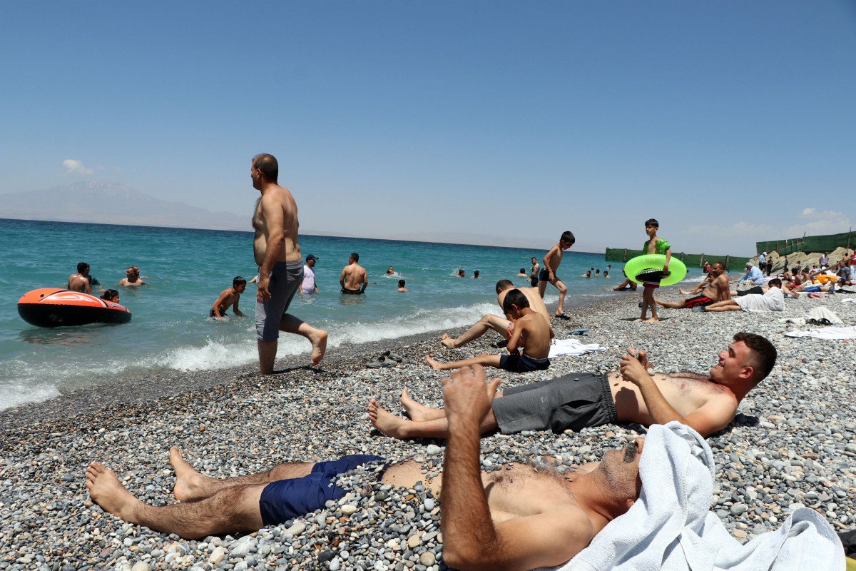 Van Gölü'nün mavi bayraklı plajında yoğunluk