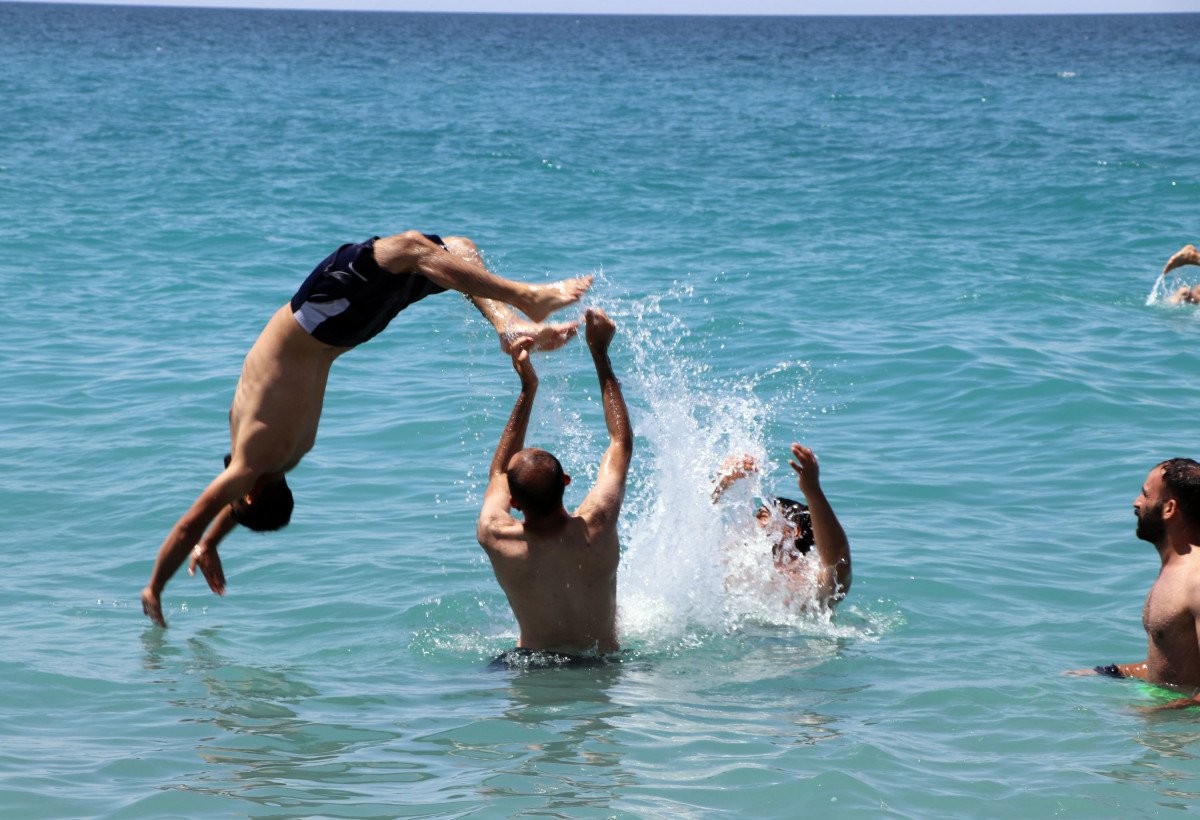Van Gölü'nün mavi bayraklı plajında yoğunluk