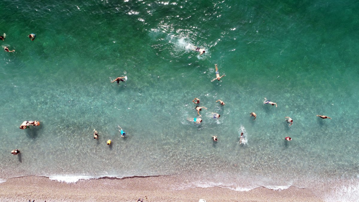 Van Gölü'nün mavi bayraklı plajında yoğunluk