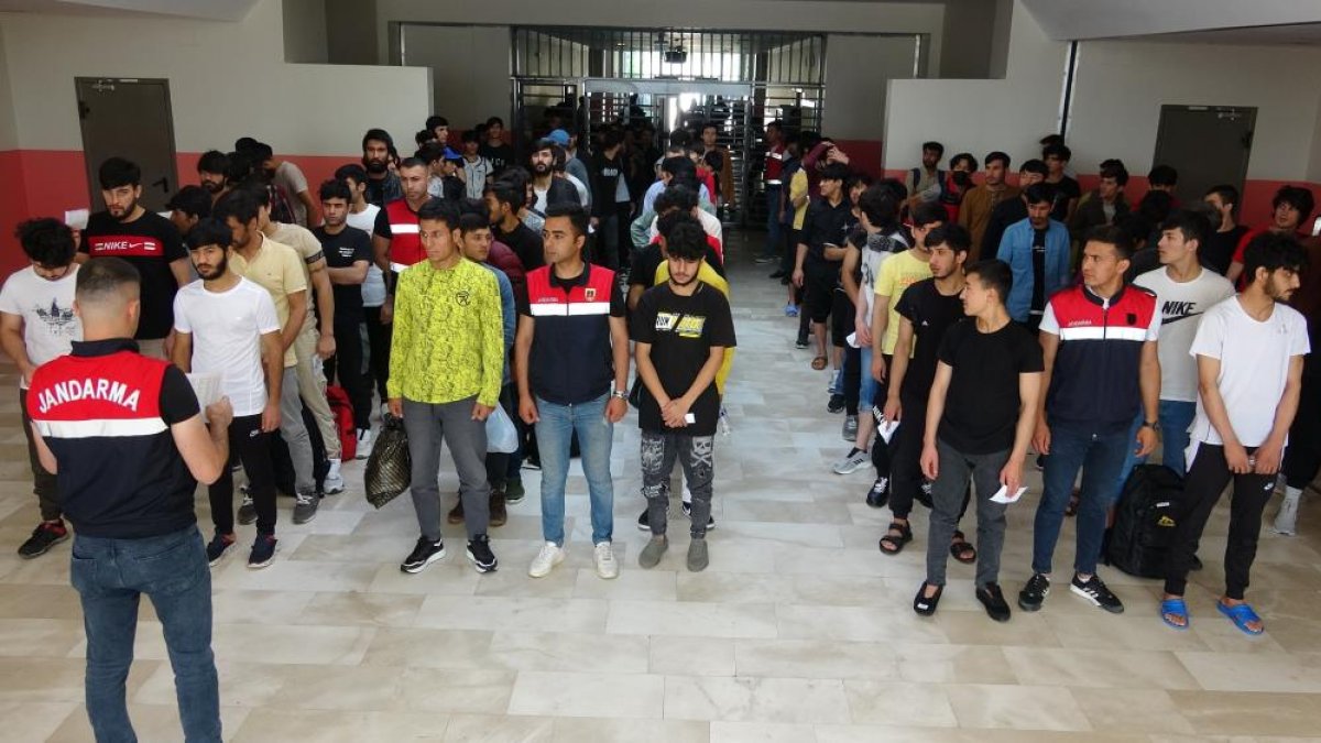 Van’da 408 düzensiz göçmen ülkelerine geri gönderiliyor