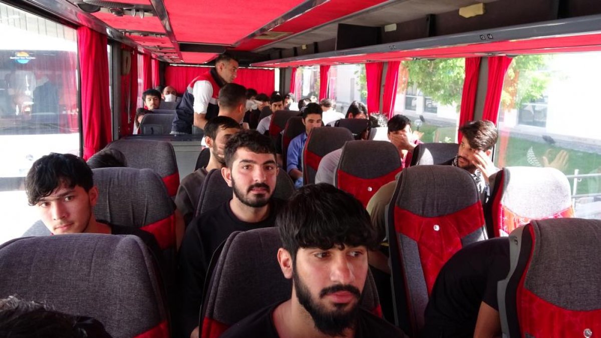Van’da 408 düzensiz göçmen ülkelerine geri gönderiliyor
