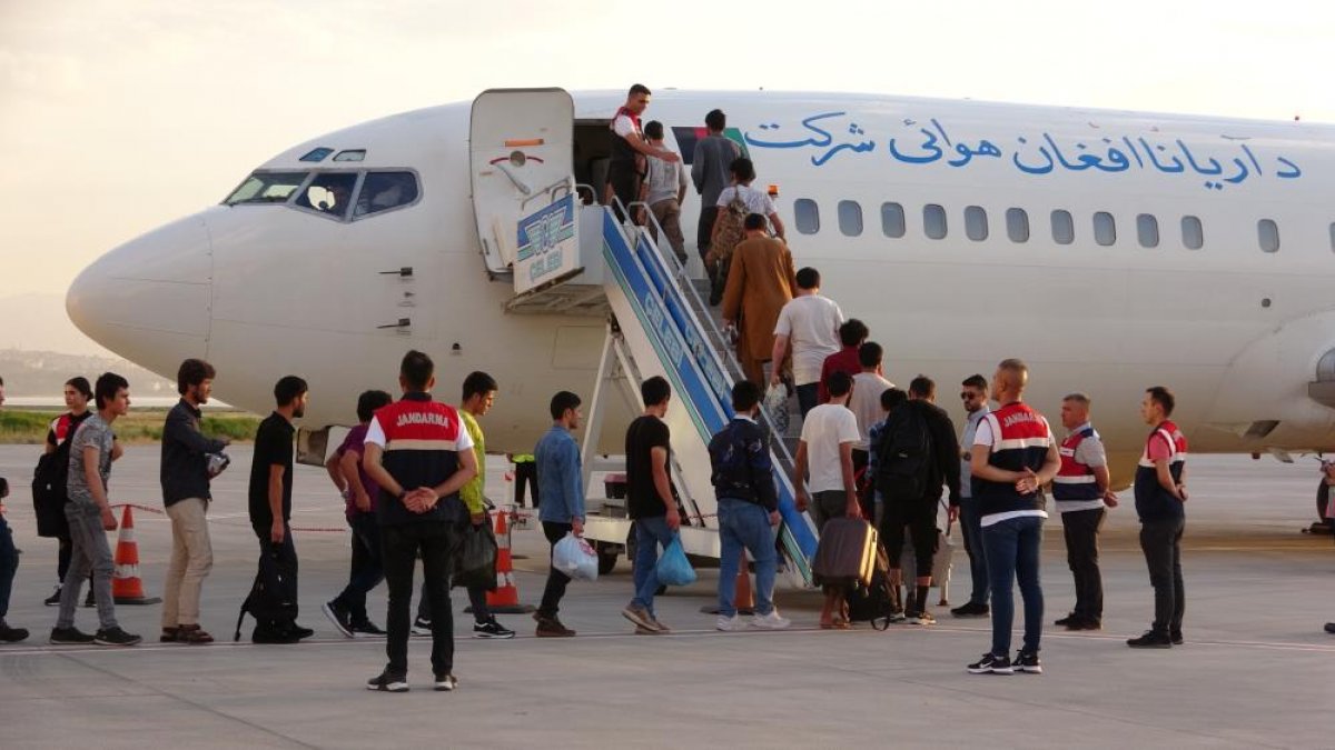 Van’da 408 düzensiz göçmen ülkelerine geri gönderiliyor