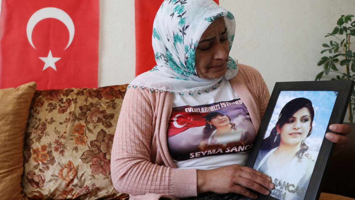 Van&#039;da dağa kaçırılan kızına seslenen anne: Orası senin yerin değil