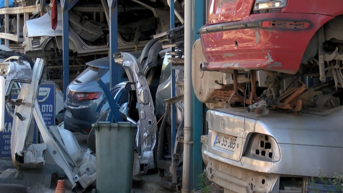 Yurt dışından getirdikleri araçların parçalarını fiyatından yükseğe satıyorlar