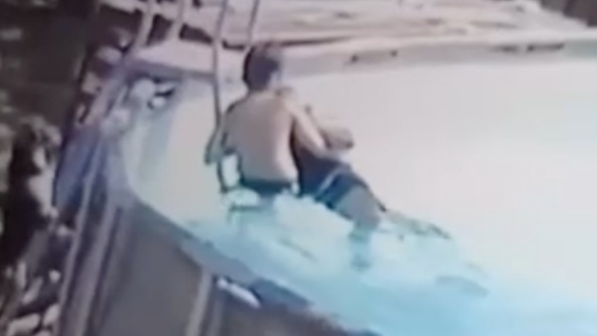 ABD'de, minik çocuğun nöbet geçiren annesini kurtarma anı