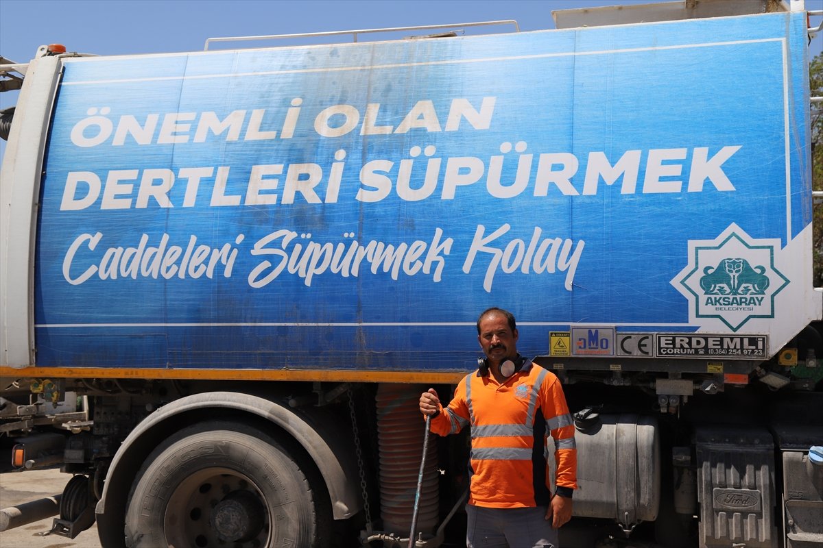 Aksaray'daki temizlik işçisi, dans ederek işini yapıyor