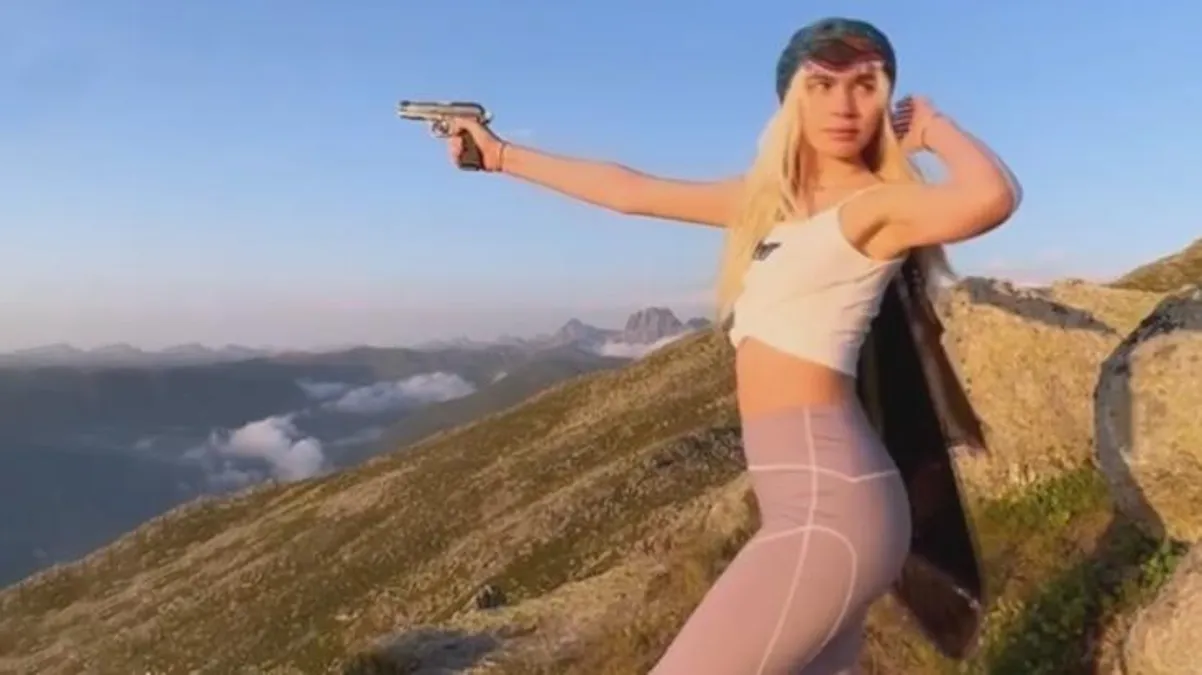 Aleyna Tilki'den silahlı paylaşım!