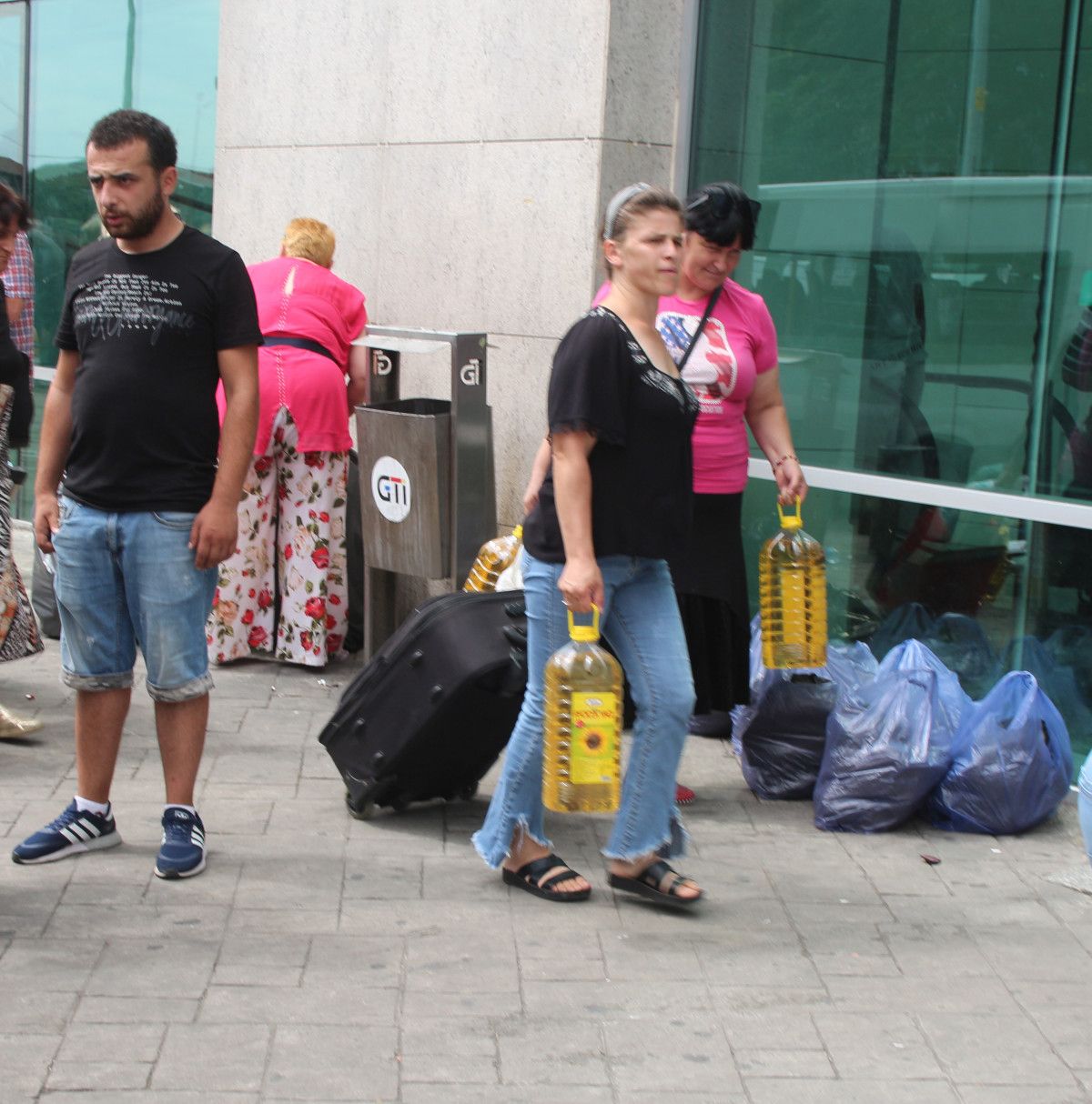 Artvin'e gelen Gürcüler kolilerce yağ alıyor