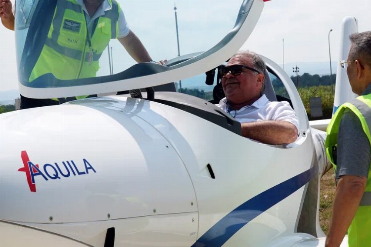 Başkan Ahmet Özal Aquila'nın kokpitinde