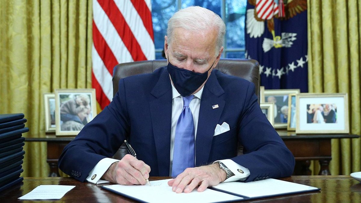 Biden, Çin'e kayan üretimin ABD'ye dönmesini teşvik için çip yasasını imzaladı