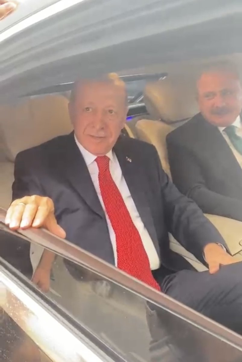 Cumhurbaşkanı Erdoğan, onu bekleyen çocuklara hediye verdi