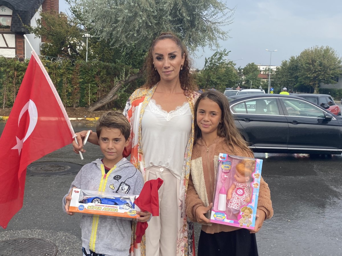 Cumhurbaşkanı Erdoğan, onu bekleyen çocuklara hediye verdi