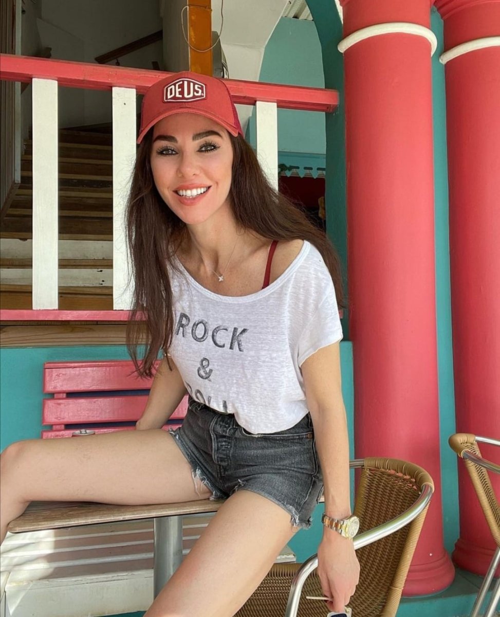 Defne Samyeli Mini şortuyla mest etti