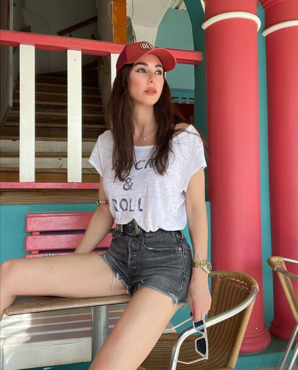 Defne Samyeli Mini şortuyla mest etti