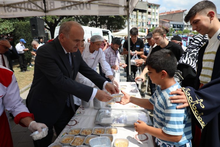 Düzce Belediyesi 3 bin kişilik aşure dağıttı