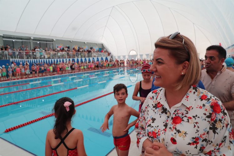 Geleceğin yüzücüleri 'Fatma Abla'larından sertifikalandı