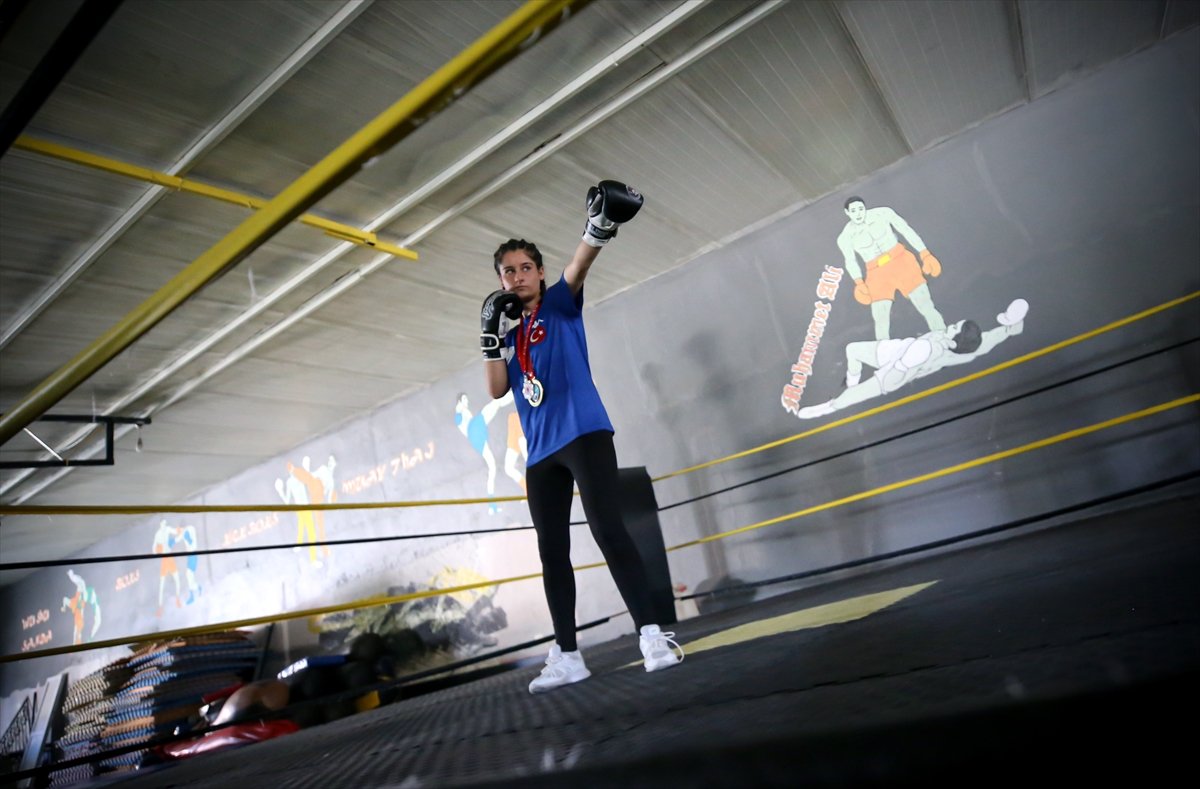 Genç kick boksçu Hilal'in şampiyonluk hikayesi