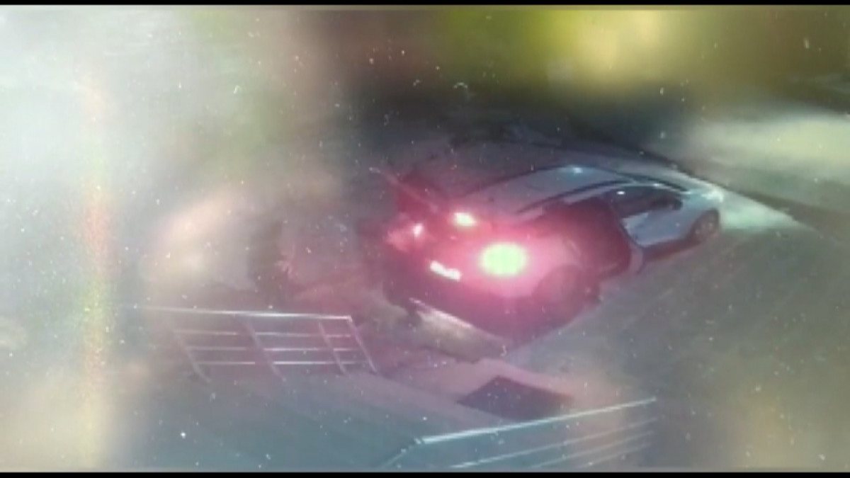 Hırsızlar para kasasını 3'ncü kattan aşağı atıp çaldılar