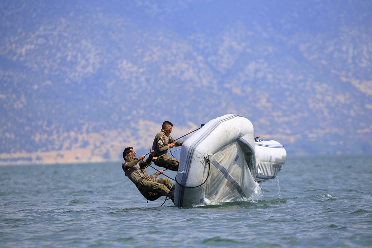 Isparta'da komandolar zorlu su üstü harekat eğitimini tamamladı