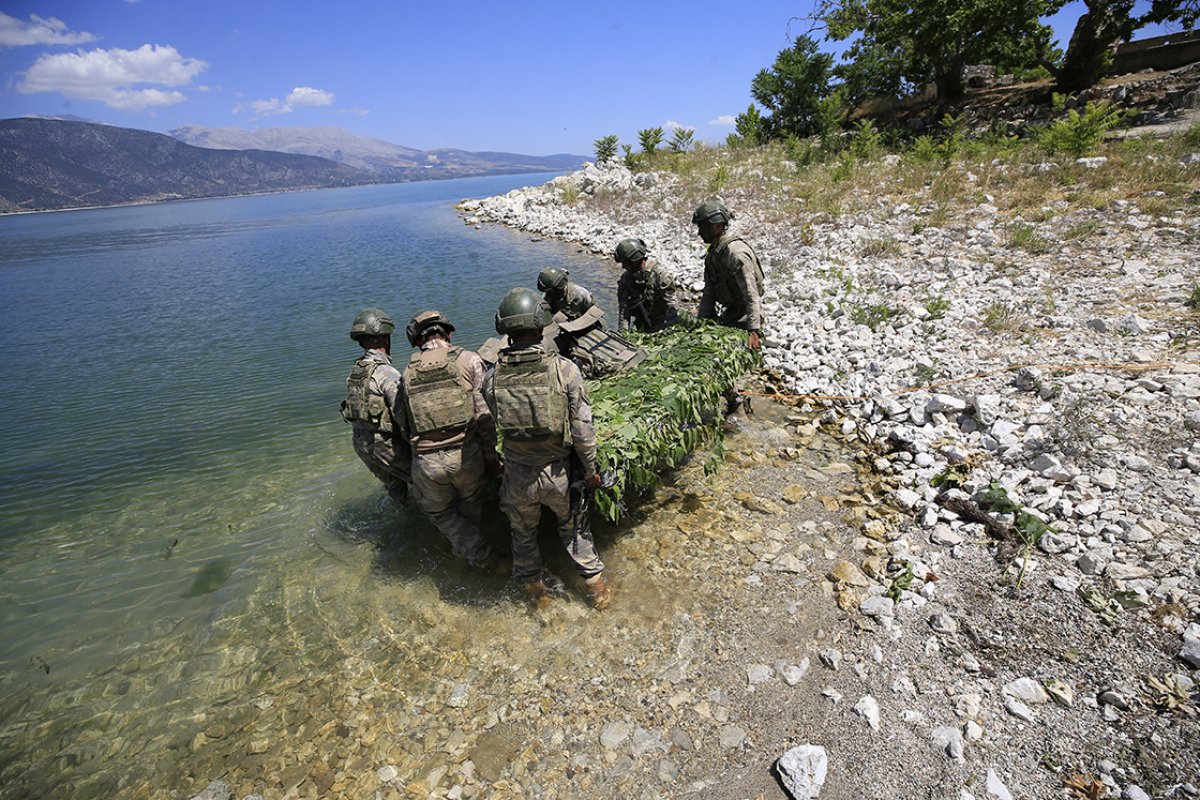 Isparta'da komandolar zorlu su üstü harekat eğitimini tamamladı