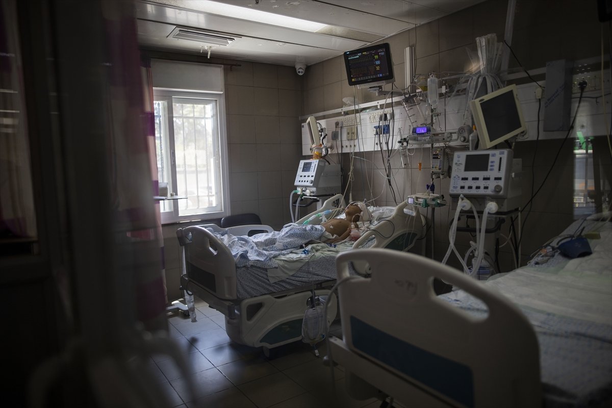 İsrail'in saldırılarında yaralanan Gazzeli çocuklar tedavi altında