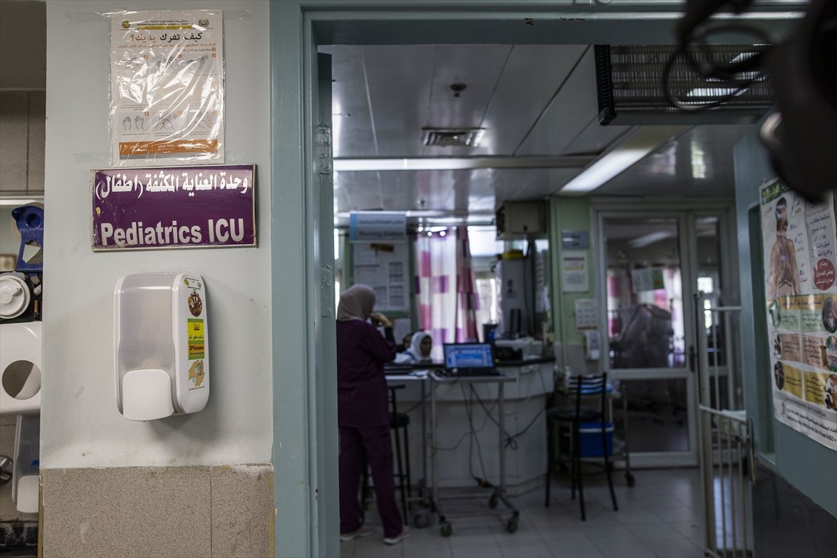 İsrail'in saldırılarında yaralanan Gazzeli çocuklar tedavi altında