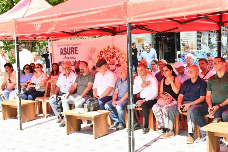 İzmir Çiğli'de aşure lokması ikramı