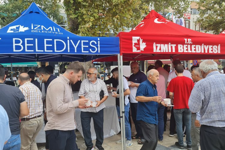 İzmit Belediyesi vatandaşlara aşure ikram etti