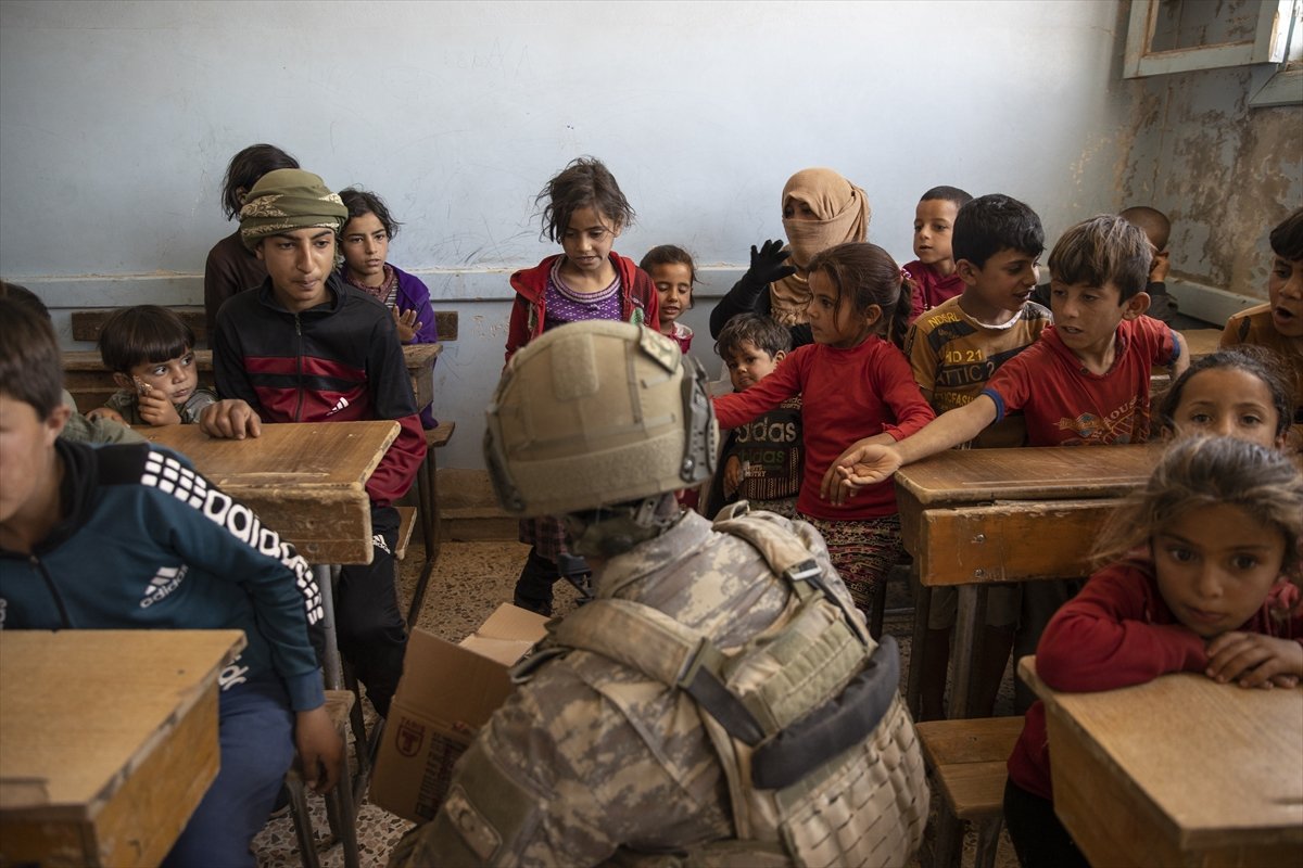 Kahraman Mehmetçik'ten Barış Pınarı bölgesine insani yardım faaliyetleri