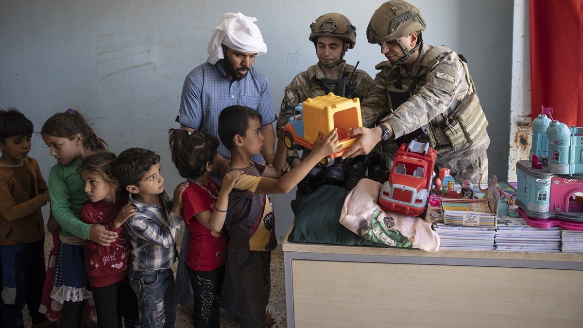 Kahraman Mehmetçik&#039;ten Barış Pınarı bölgesine insani yardım faaliyetleri
