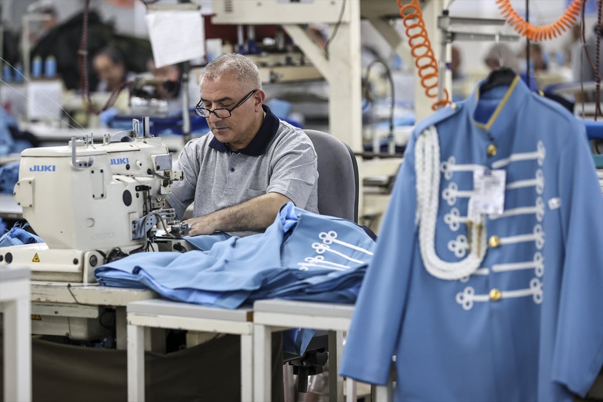 Kamuflajlı askeri elbiselerde Sıfır Atık dönemi