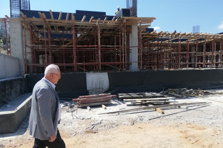 Karabağlar&#039;da &#039;spor merkezi&#039; inşaatında yoğun çalışma