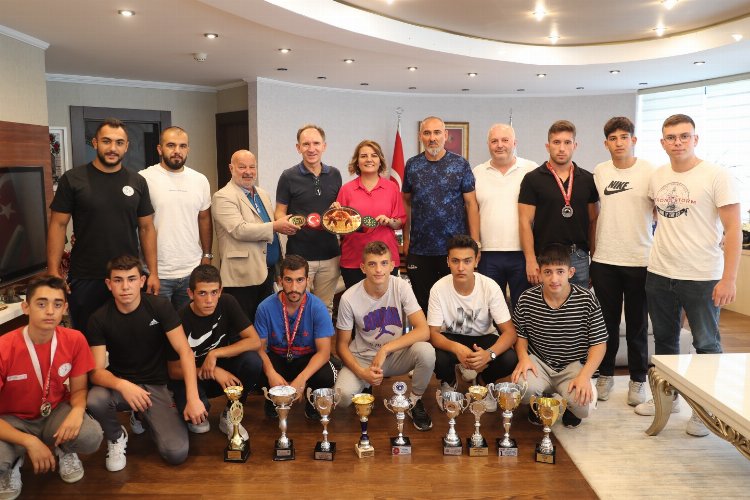 Kocaeli İzmit&#039;in başarılı pehlivanlarından Başkan Hürrriyet&#039;e ziyaret