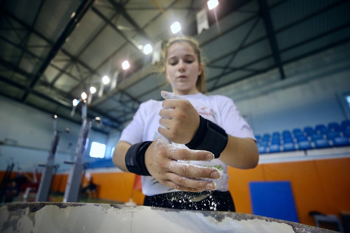 Lösemiyi yenen Ceren, halterde Avrupa Şampiyonu oldu