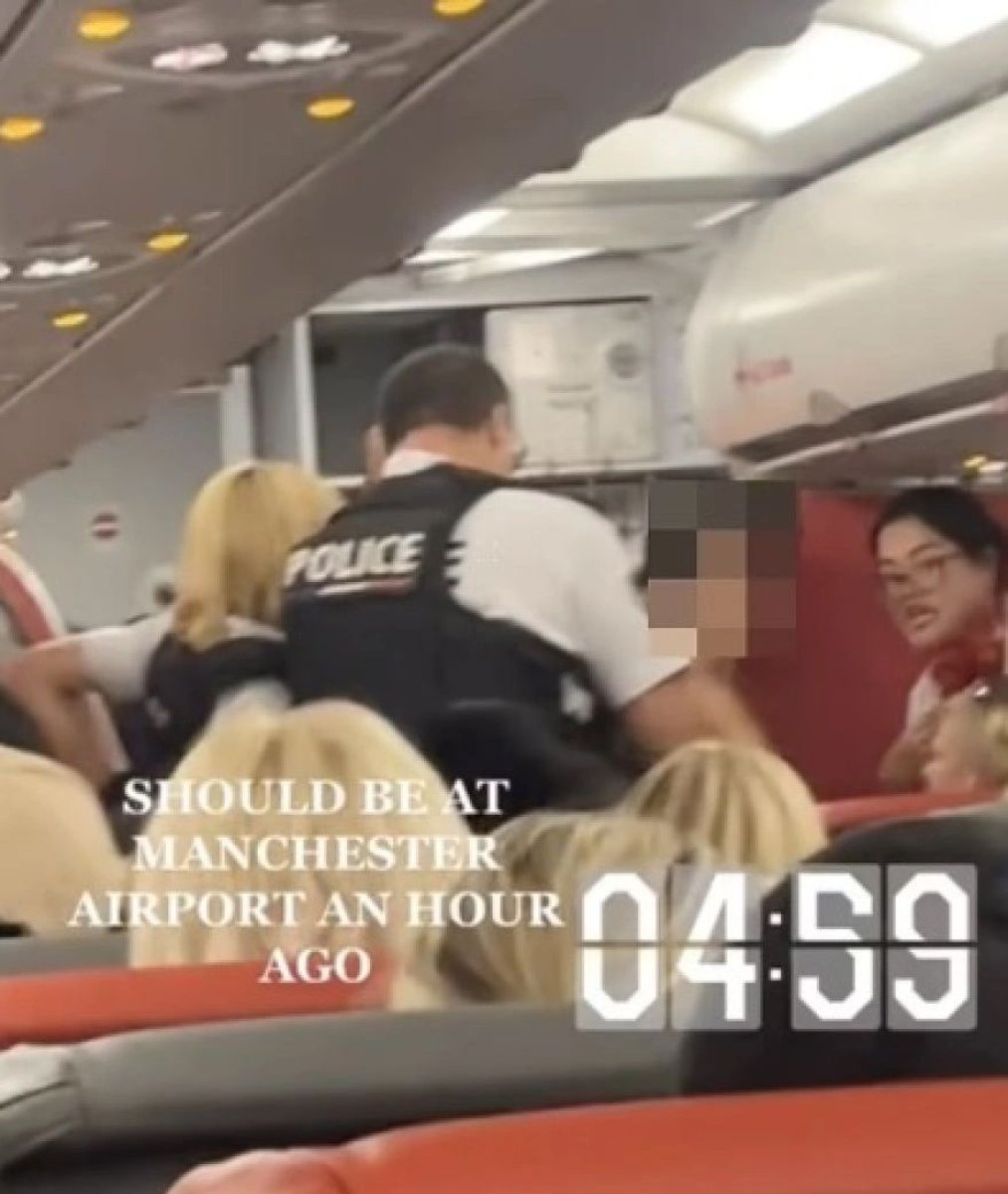 Manchester uçağındaki kadın yolcu soyunarak dehşet saçtı