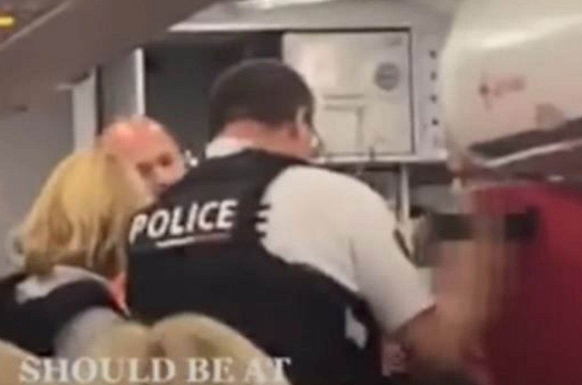 Manchester uçağındaki kadın yolcu soyunarak dehşet saçtı