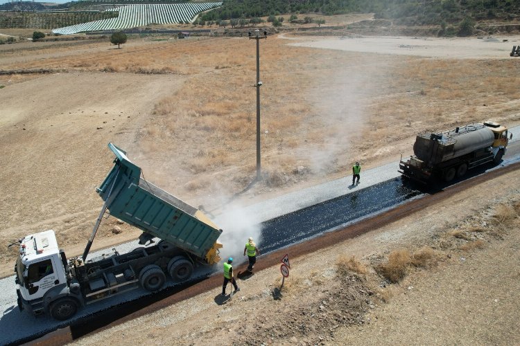 Manisa Alaşehir&#039;in yollarını güzelleştiriyor
