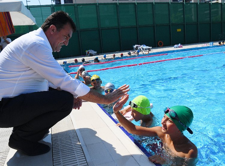 Osmangazi'de çocuklar sağlıklı yaşam için 'kulaç’ atıyor