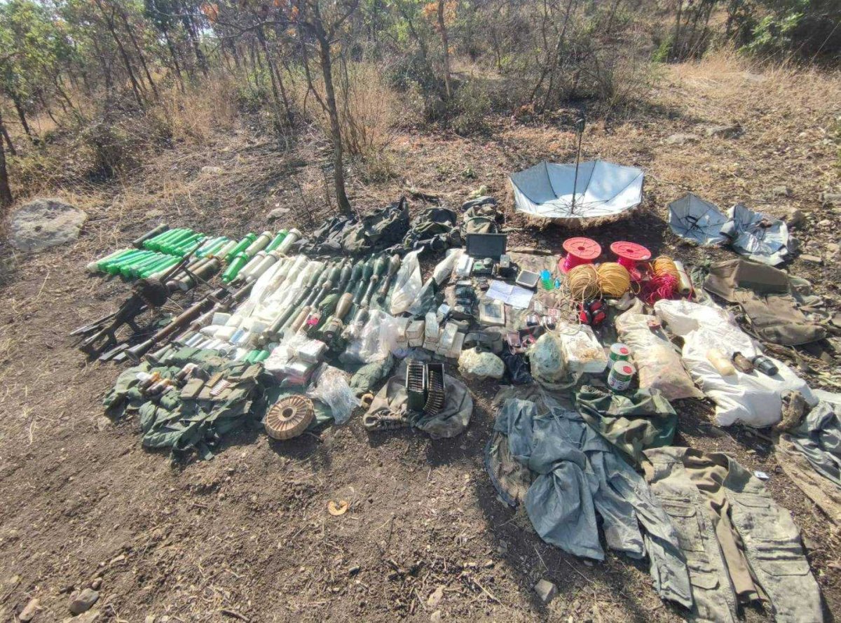 Pençe-Kilit bölgesinde PKK’ya ait silah ve mühimmat ele geçirildi