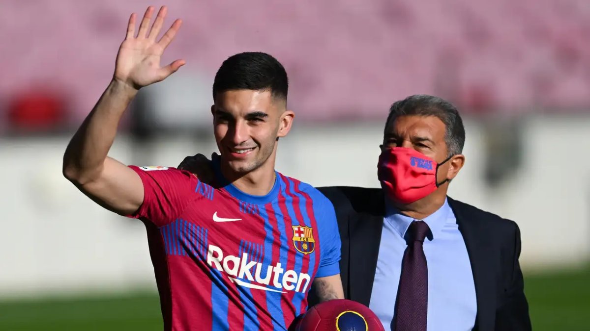 Pique, genç bir kızla görüntülendi